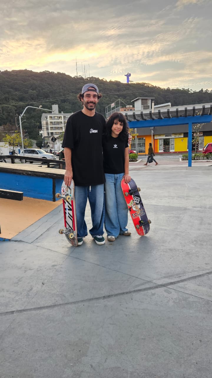 Aluno com Du Moraes na pista à noite