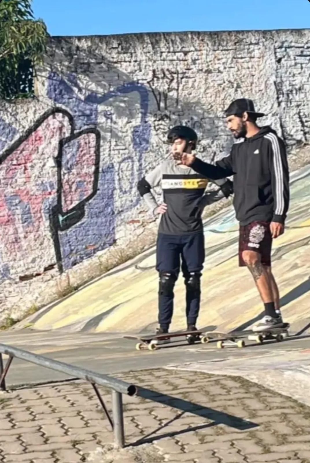 Du Moraes orientando aluno no skate